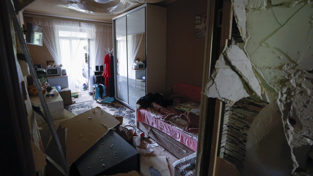 Orosz rakétatámadás érte lakóház egyik lakása Kijevben 2025. április 24-én. Az ukrán főváros ellen éjjel végrehajtott nagyszabású orosz rakéta- és dróntámadásban ukrán források szerint 9 ember életét vesztette, legalább 70 pedig megsebesült.