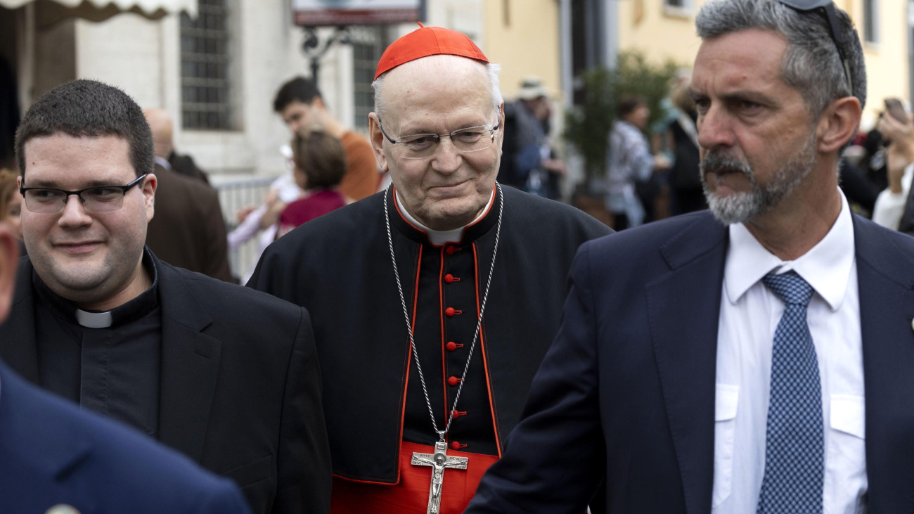 Erdő Péter bíboros, a magyar katolikus egyház prímása, Esztergom-Budapest főegyházmegye érseke a Vatikánban 2025. április 23-án, két nappal Ferenc pápa halála után. A római katolikus egyházfő 88 éves korában hunyt el a Vatikánban.