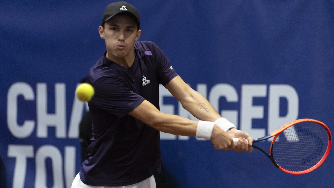 Piros Zsombor az argentin Santiago Rodriguez Taverna ellen játszik a Kiskút Open challenger-tenisztorna nyolcaddöntőjében Székesfehérváron 2024. március 13-án.