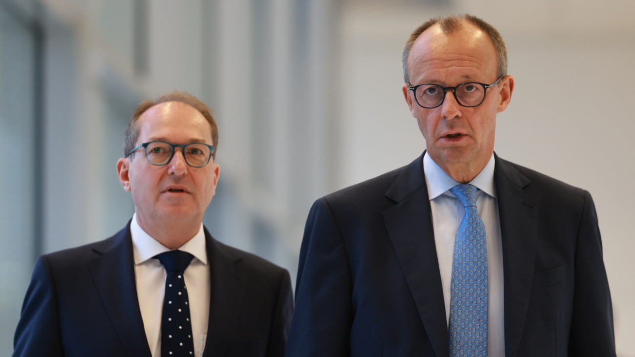 Friedrich Merz, az ellenzéki német Kereszténydemokrata Unió, a CDU elnöke és frakcióvezetője (j) és Alexander Dobrindt, az ellenzéki német Keresztényszociális Unió, a CSU frakcióvezetője a parlamenti csoportok ülésére érkezik a berlini parlamentben 2024. november 12-én.