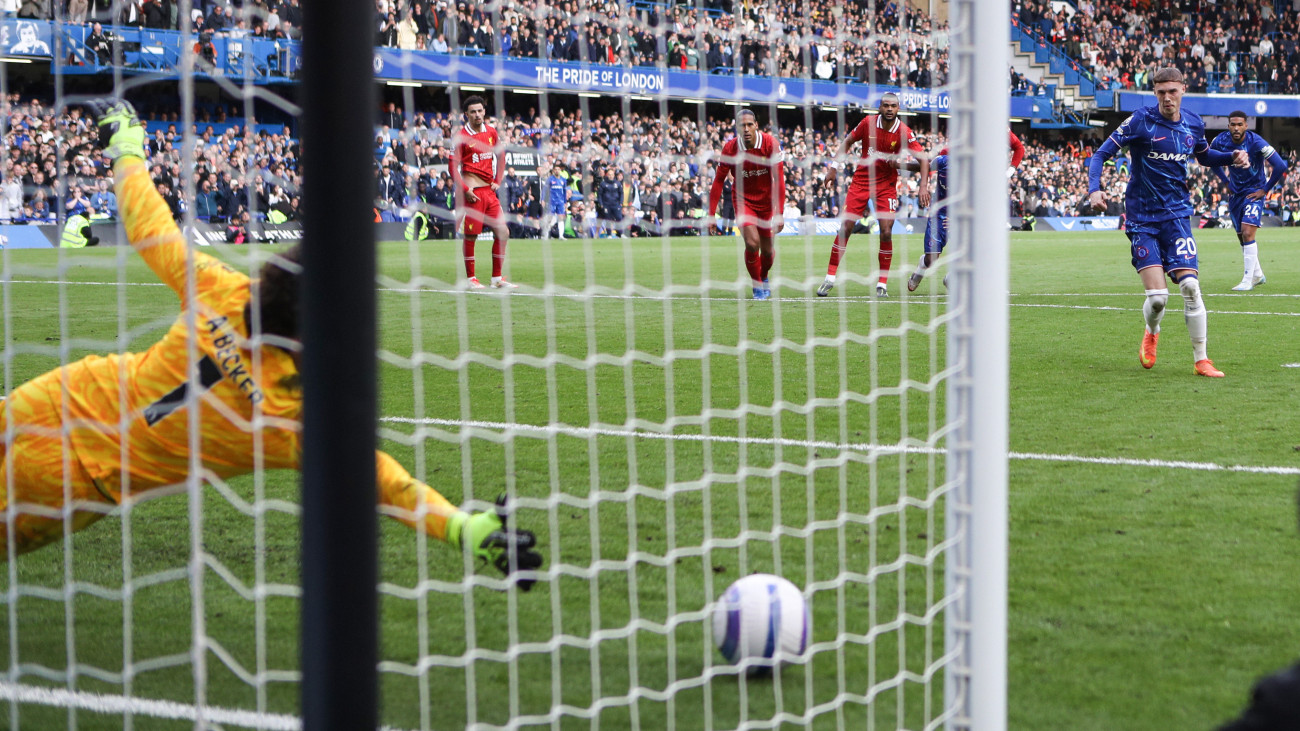 LONDON, ENGLAND - MAY 4: Cole Palmer of Chelsea scores their third goal from the penalty spot during the Premier League match between Chelsea FC and Liverpool FC at Stamford Bridge on May 4, 2025 in London, England. (Photo by Jacques Feeney/Offside/Offside via Getty Images)