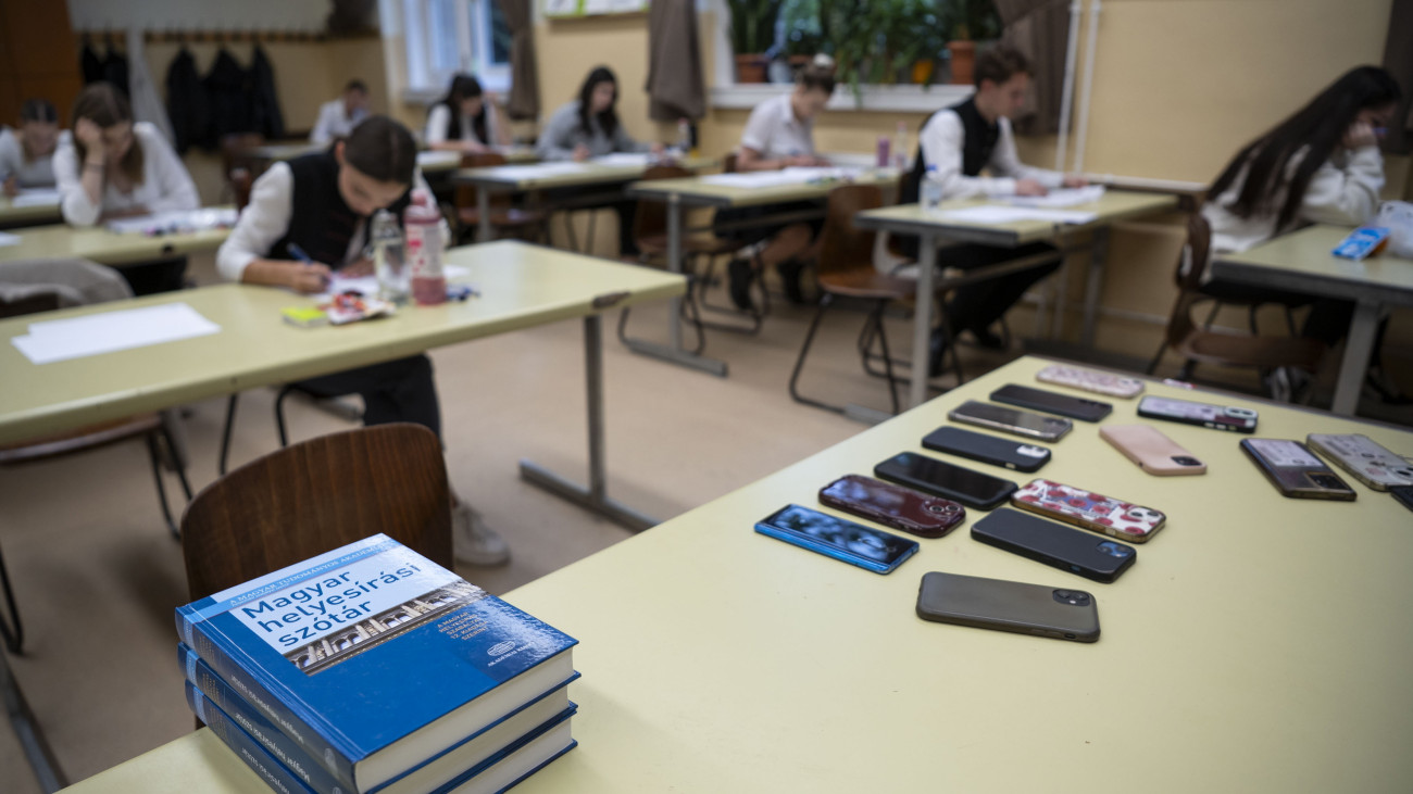 Diákok a középszintű magyar nyelv és irodalom érettségi vizsgán a budapesti Fasori Evangélikus Gimnáziumban 2025. május 5-én.