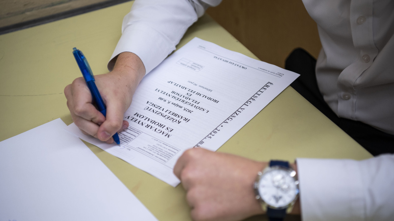 Egy diák a középszintű magyar nyelv és irodalom érettségi vizsgán a budapesti Fasori Evangélikus Gimnáziumban 2025. május 5-én.