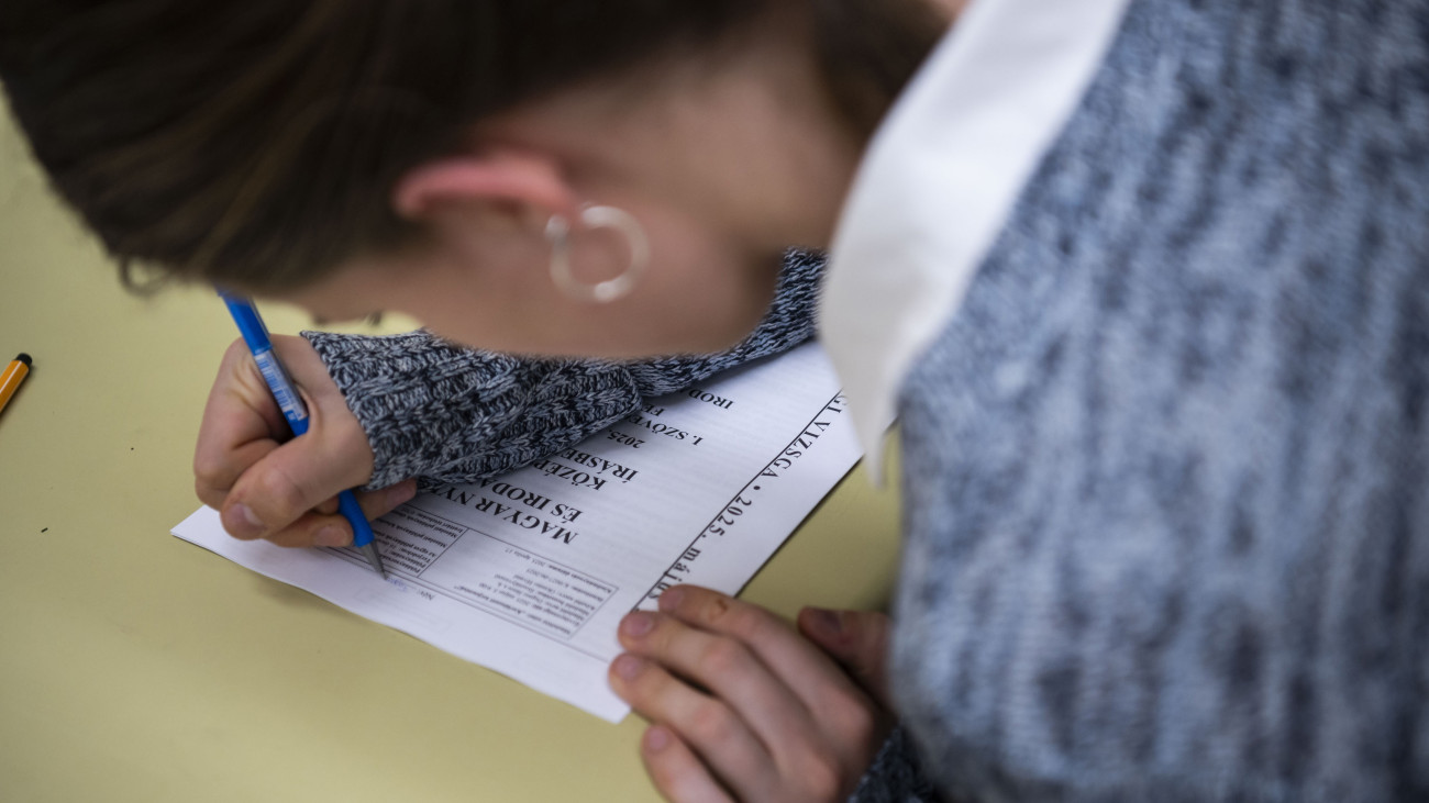 Egy diák a középszintű magyar nyelv és irodalom érettségi vizsgán a budapesti Fasori Evangélikus Gimnáziumban 2025. május 5-én.
