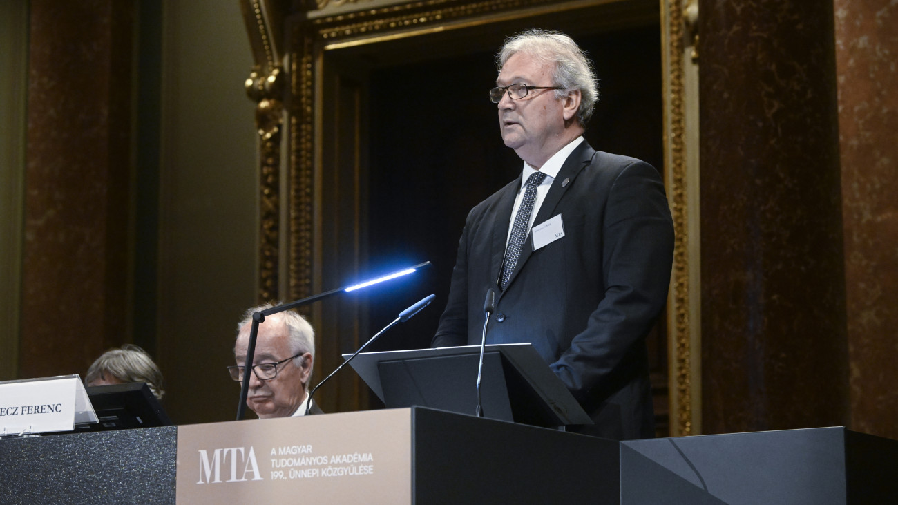 Freund Tamás, az MTA elnöke beszédet mond az alapításának 200. évfordulóját ünneplő Magyar Tudományos Akadémia (MTA) ünnepi, 199. közgyűlésén az MTA Dísztermében 2025. május 5-én. Mellette Hudecz Ferenc, az MTA alelnöke (b2).