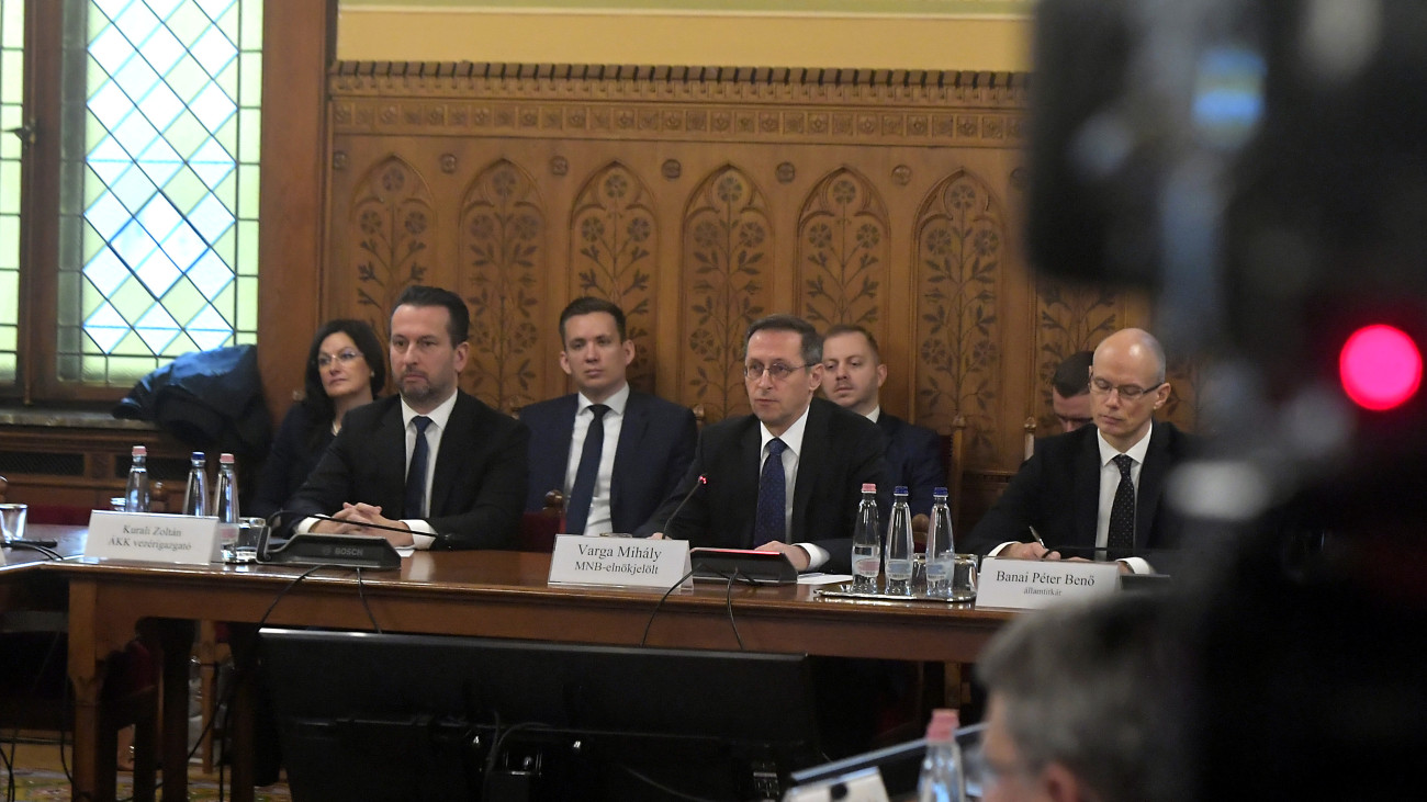 Varga Mihály pénzügyminiszter felszólal jegybankelnökjelölti meghallgatásán az Országgyűlés gazdasági bizottságának ülésén az Országház Tisza Kálmán-termében 2024. december 16-án. Mellette Kurali Zoltán, az Államadósság Kezelő Központ vezérigazgatója és Banai Péter Benő államháztartásért felelős államtitkár (b-j).