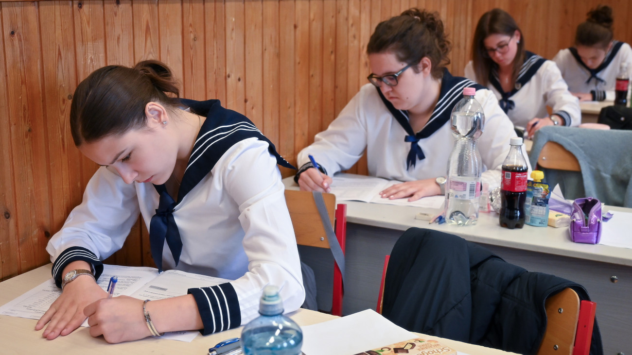 Diákok a középszintű magyar nyelv és irodalom érettségi vizsgán a győri Kazinczy Ferenc Gimnázium és Kollégiumban 2025. május 5-én.
