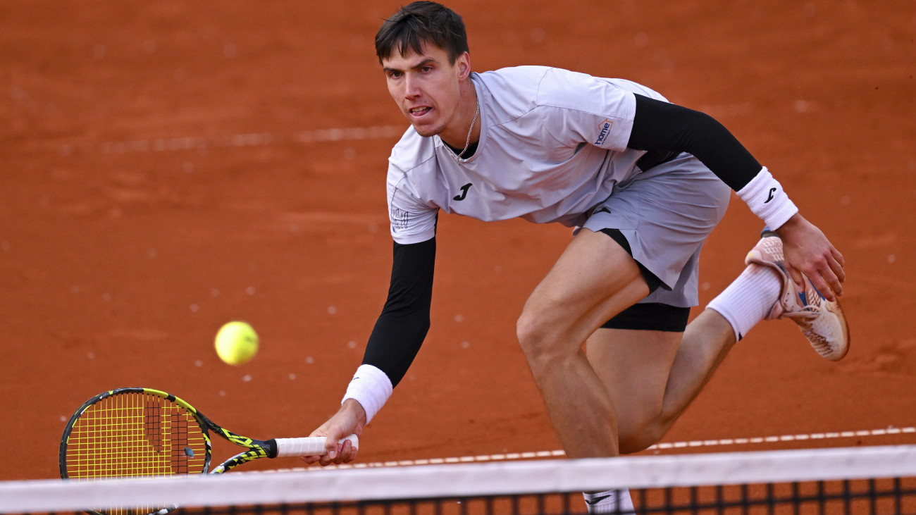 Marozsán Fábián a belga Zizou Bergs ellen játszik a müncheni salakpályás férfi tenisztorna negyeddöntőjében 2025. április 18-án.