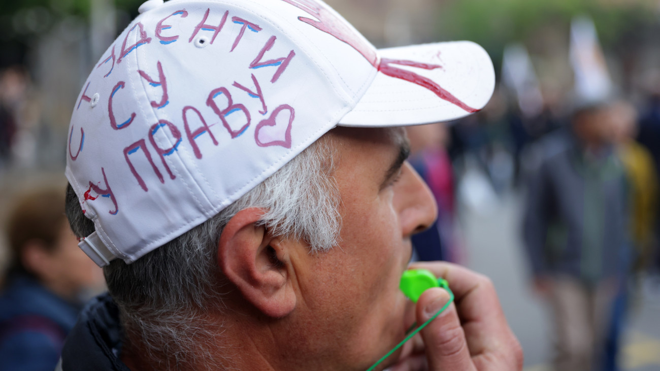 A diákoknak igazuk van jelentésű felirat egy szimpatizáns sapkáján a tüntető szerbiai egyetemisták ultramaratoni váltófutó csapatának indulása előtt Belgrádban 2025. április 25-én. Az újvidéki épületomlás óta tiltakozó hallgatók a Brüsszelbe tartó váltófutással a nemzetközi közvélemény figyelmét kívánják felhívni az országban uralkodó társadalmi elégedetlenségre. A futók a tervek szerint Horvátországon, Ausztrián, Németországon, Franciaországon és Luxemburgon keresztül május 12-re jutnak el az 1933 kilométerre fekvő belga fővárosba.