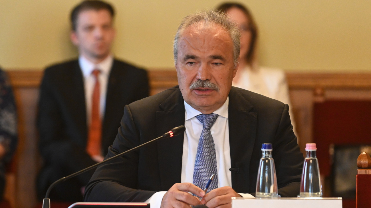 Nagy István agrárminiszter beszámolót tart a haszonállatokat érintő vírusfertőzések, különös tekintettel a ragadós száj- és körömfájás betegség elleni védekezésről az Országgyűlés mezőgazdasági bizottságának ülésén 2025. május 6-án. MTI/Balogh Zoltán