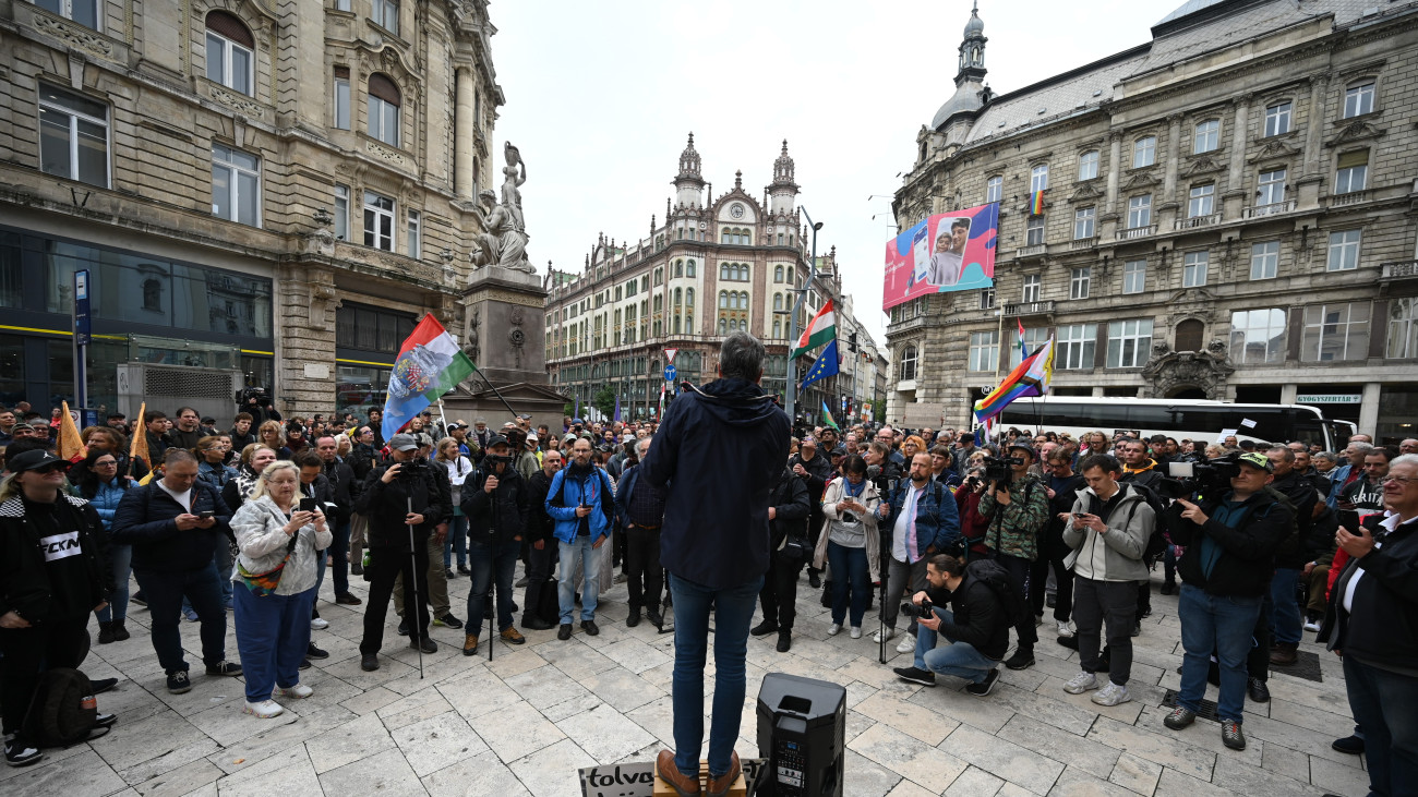 Hadházy Ákos független országgyűlési képviselő (háttal) beszédet mond a gyülekezési jogról szóló törvény módosításának visszavonásáért tartott tüntetésen a Ferenciek terén 2025. május 6-án.