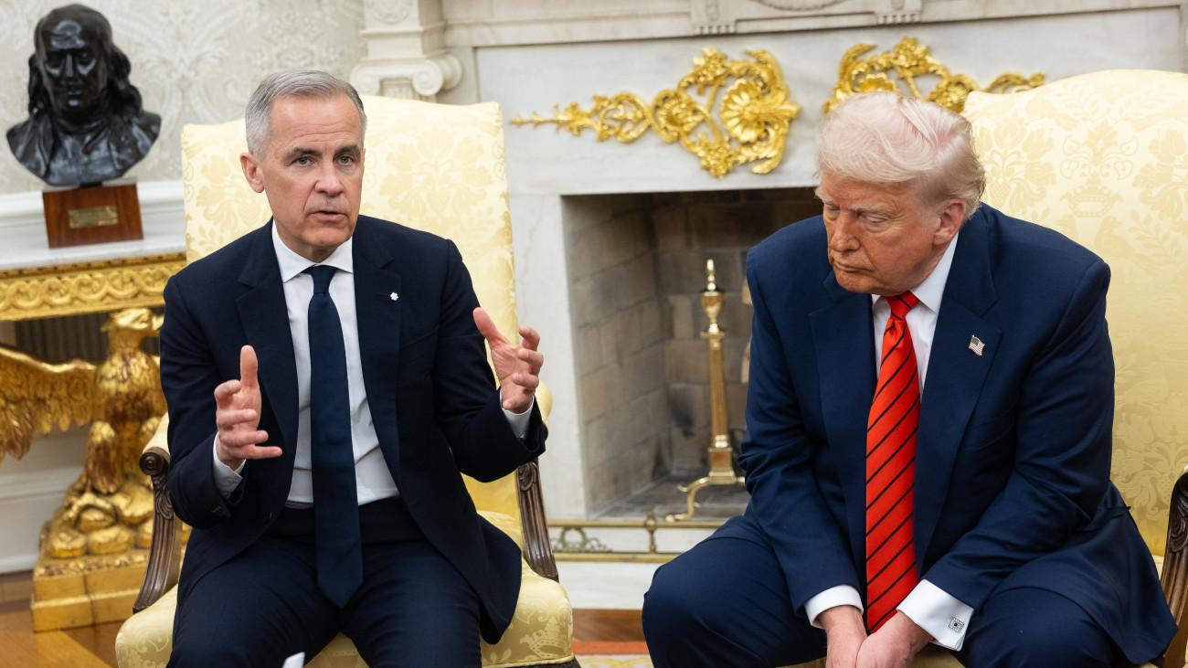 Washington, 2025. május 6.Donald Trump amerikai elnök (j) és Mark Carney kanadai miniszterelnök megbeszélést folytat a washingtoni Fehér Ház Ovális irodájában 2025. május 6-án.