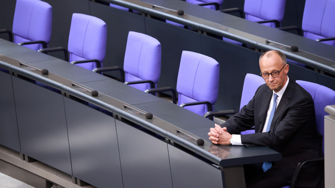 A Németország új kancellárjának megválasztott Friedrich Merz, a Kereszténydemokrata Unió (CDU) vezetője a német parlamenti alsóház, a Bundestag üléstermében, miután letette hivatali esküjét Julia Klöckner, a Bundestag elnöke előtt Berlinben 2025. május 6-án. Merz a kancellárrá választásáról tartott szavazás második fordulójában 325 szavazatot kapott a 630 tagú német parlamenti alsóházban, a Bundestagban.