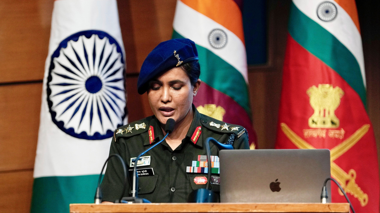 Szofija Kuresi indiai tábornok beszél a pakisztáni célpontokra mért indiai légicsapásról tartott sajtóértekezleten Újdelhiben 2025. május 7-én, miután hajnalban India megelőző csapásokat mért terroristák infrastruktúrájára Pandzsáb pakisztáni tartományban és Kasmír pakisztáni fennhatóságú részén.