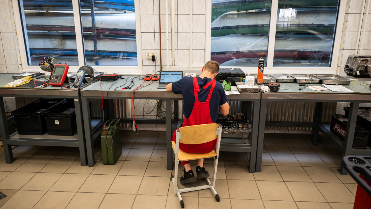 Autószerelő tanműhely a budapesti Fáy András Technikumban 2024. május 15-én. A Budapesti Gépészeti Szakképzési Centrum (BGSZC) öt fővárosi intézményében ötmilliárd forint értékben indul infrastruktúra- és eszközfejlesztési program.