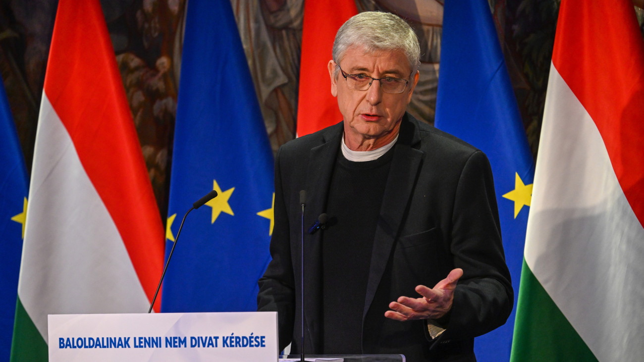 Gyurcsány Ferenc, a Demokratikus Koalíció (DK) elnöke 21. évértékelő beszédét tartja a budapesti Radisson Blu Béke Hotelben 2025. február 23-án.