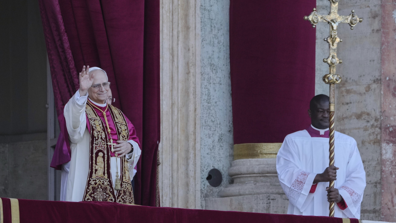 XIV. Leó pápa köszönti a hívőket a vatikáni Szent Péter-bazilika erkélyéről, miután megválasztották a katolikus egyház 267. pápájává 2025. május 8-án. Robert Francis Prevost amerikai bíborost a pápaválasztásra jogosult bíborosok a vatikáni Sixtus-kápolnában zárt ajtók mögött választották meg az április 21-én, 88 éves korában elhunyt Ferenc pápa utódjának. A 69 éves Prevost az első amerikai pápa a katolikus egyház történetében.