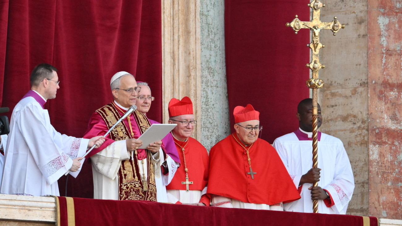 XIV. Leó pápa (b2) köszönti a hívőket a vatikáni Szent Péter-bazilika erkélyéről, miután megválasztották a katolikus egyház 267. pápájává 2025. május 8-án. Robert Francis Prevost amerikai bíborost a pápaválasztásra jogosult bíborosok a vatikáni Sixtus-kápolnában zárt ajtók mögött választották meg az április 21-én, 88 éves korában elhunyt Ferenc pápa utódjának. A 69 éves Prevost az első amerikai pápa a katolikus egyház történetében.