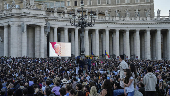 Háromezer drón festi színesre a Szent Péter-bazilikát
