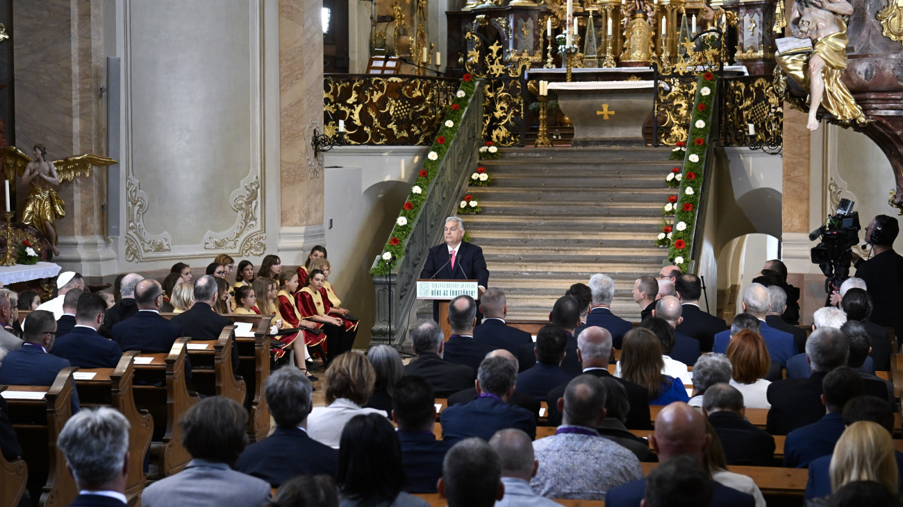 Orbán Viktor miniszterelnök beszédet mond a felújított tihanyi bencés apátság átadásán 2025. május 9-én. 