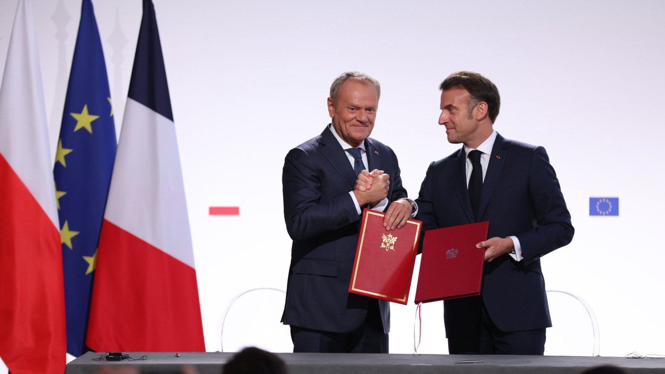 Donald Tusk lengyel miniszterelnök (b) és Emmanuel Macron francia elnök (j) kölcsönös segítségnyújtási szerződést írt alá Nancyban.