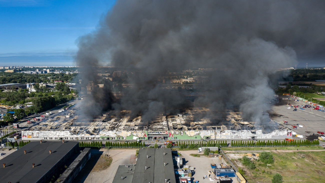 Füstfelhő az egyik legnagyobb varsói bevásárlóközpont, a Marywilska 44 felett 2024. május 12-én, miután kigyulladt a közel 1400 üzlethelyiségből álló épület. A létesítmény majdnem teljesen kiégett.