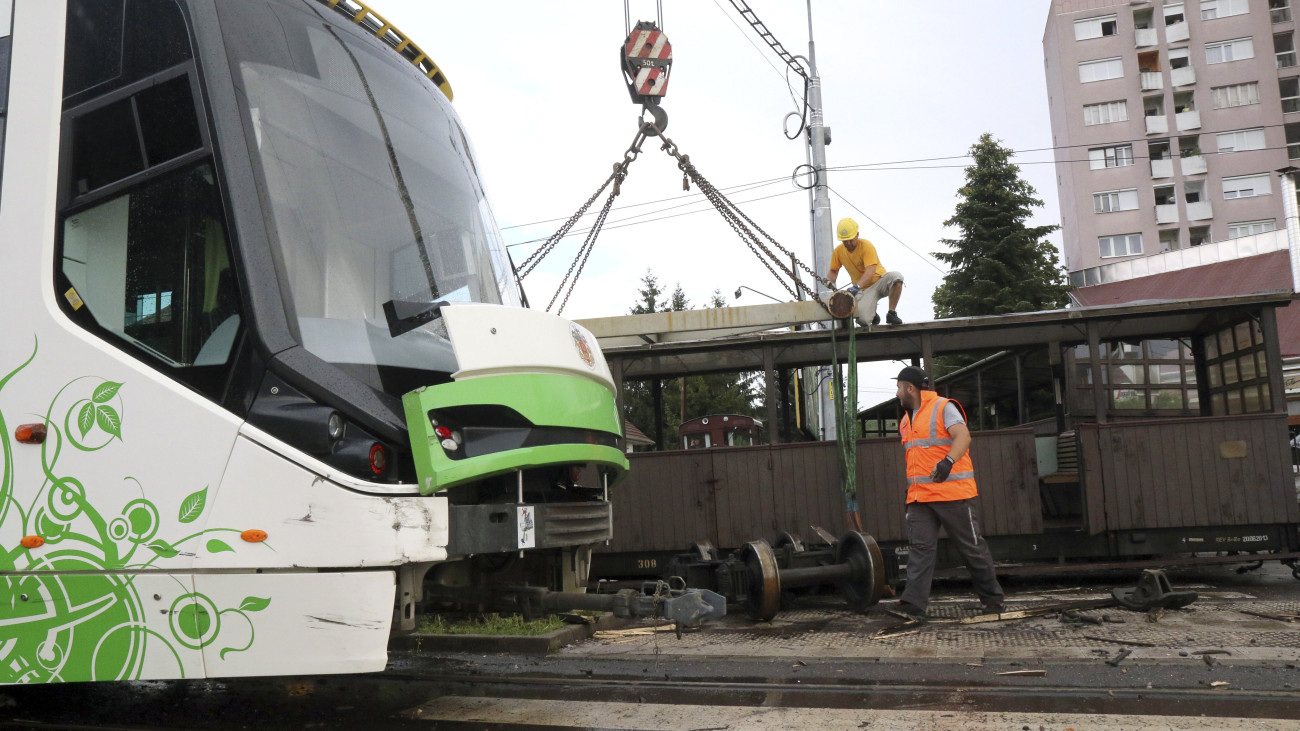 A Lillafüredi Állami Erdei Kisvasút egyik kocsija egy összetört villamos mellett a miskolci Kiss tábornok úton 2018. június 11-én, miután eddig tisztázatlan körülmények között elszabadult, majd az ütközőbakokat áttörve az ott elhaladó villamosnak ütközött a kisvasút két kocsija. A villamoson nem utazott senki, személyi sérülés nem történt.