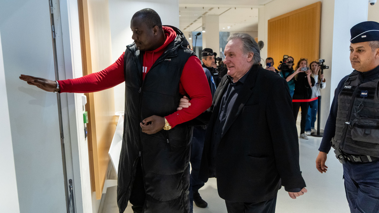 A szexuális zaklatással vádolt Gérard Depardieu francia színész (j) távozik egy párizsi bíróságról, pere tárgyalásának negyedik napján, 2025. március 27-én. A vád szerint a színész két nőt zaklatott a Les Volets Verts című film 2021-es forgatásán.