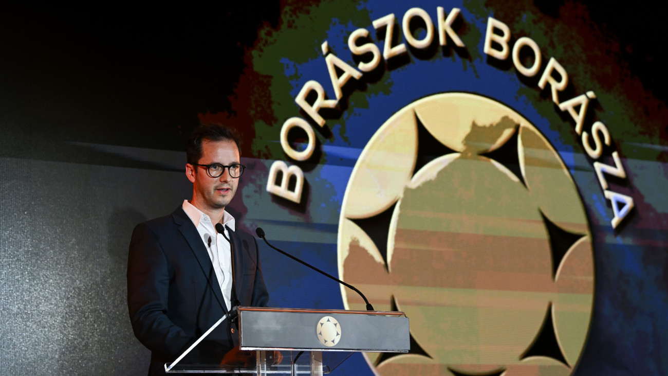 Gál Tibor egri borász, a Gál Tibor Pincészet tulajdonosa beszédet mond, miután átvette a Borászok Borásza díjat az elismerés átadóján a budapesti New York Palotában 2025. május 9-én.