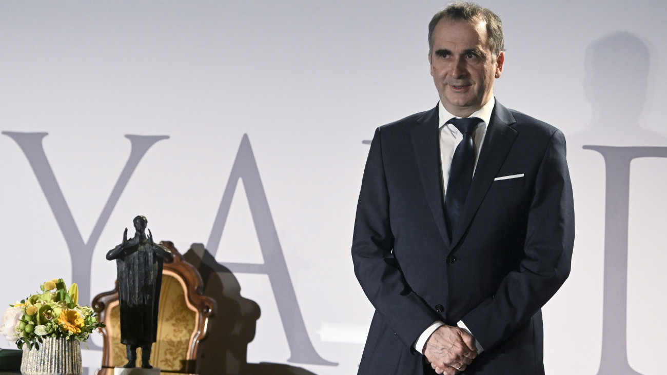 Stipsicz András matematikus, a Rényi Alfréd Matematikai Kutatóintézet igazgatója, miután átvette a Bolyai-díjat a Magyar Tudományos Akadémián rendezett ünnepségen 2025. május 13-án.MTI/Koszticsák Szilárd