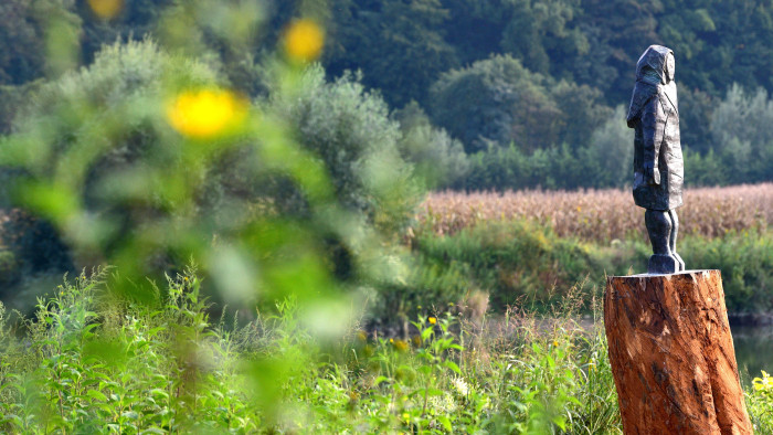 Lába kelt Melania Trump életnagyságú szobrának