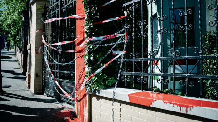 Festékkel és szalagokkal „díszítette fel” a Szuverenitásvédelmi Hivatal bejáratát a Momentum – itt a reakció is