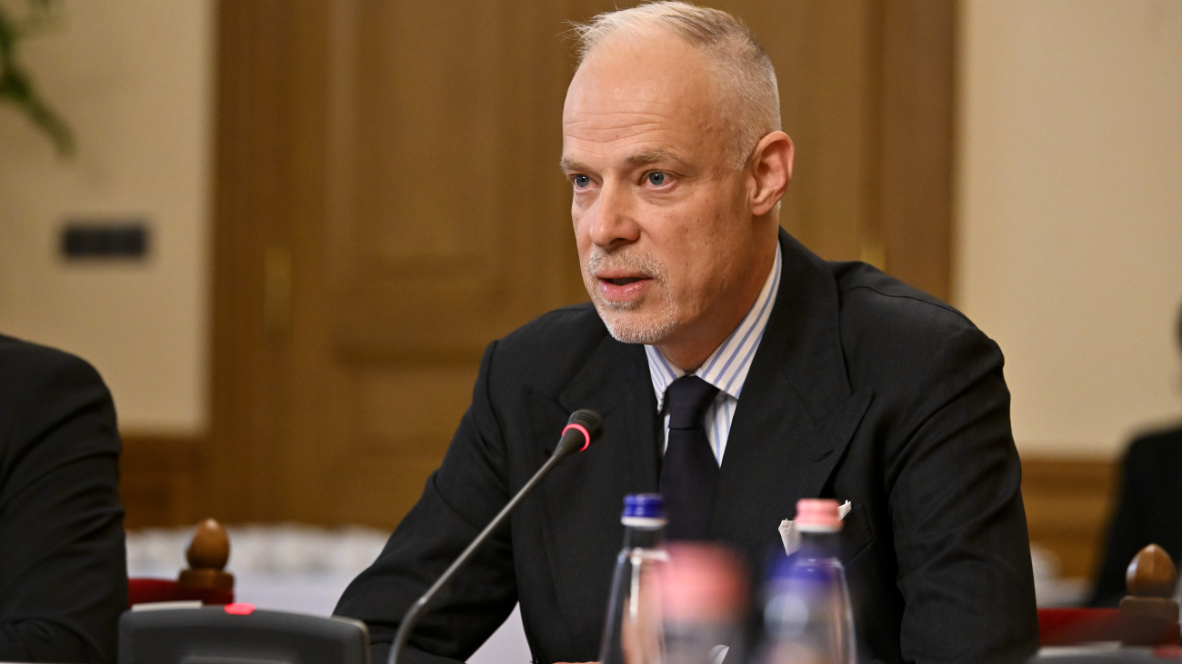 Szalay-Bobrovniczky Kristóf honvédelmi miniszter az Országgyűlés honvédelmi és rendészeti bizottságának ülésén az Országházban 2025. május 16-án.