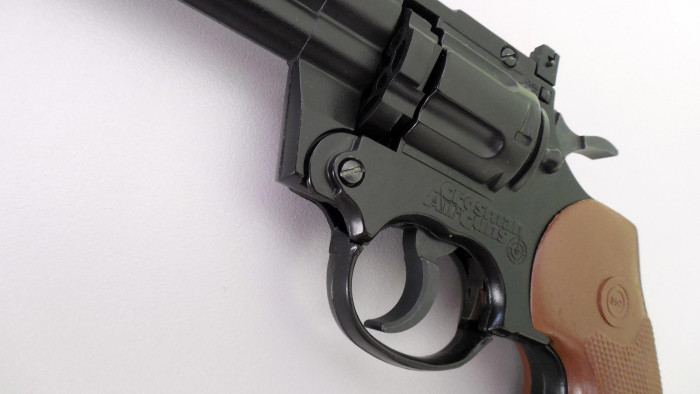 Légpisztollyal támadt, másfél méter távolságból lőttek