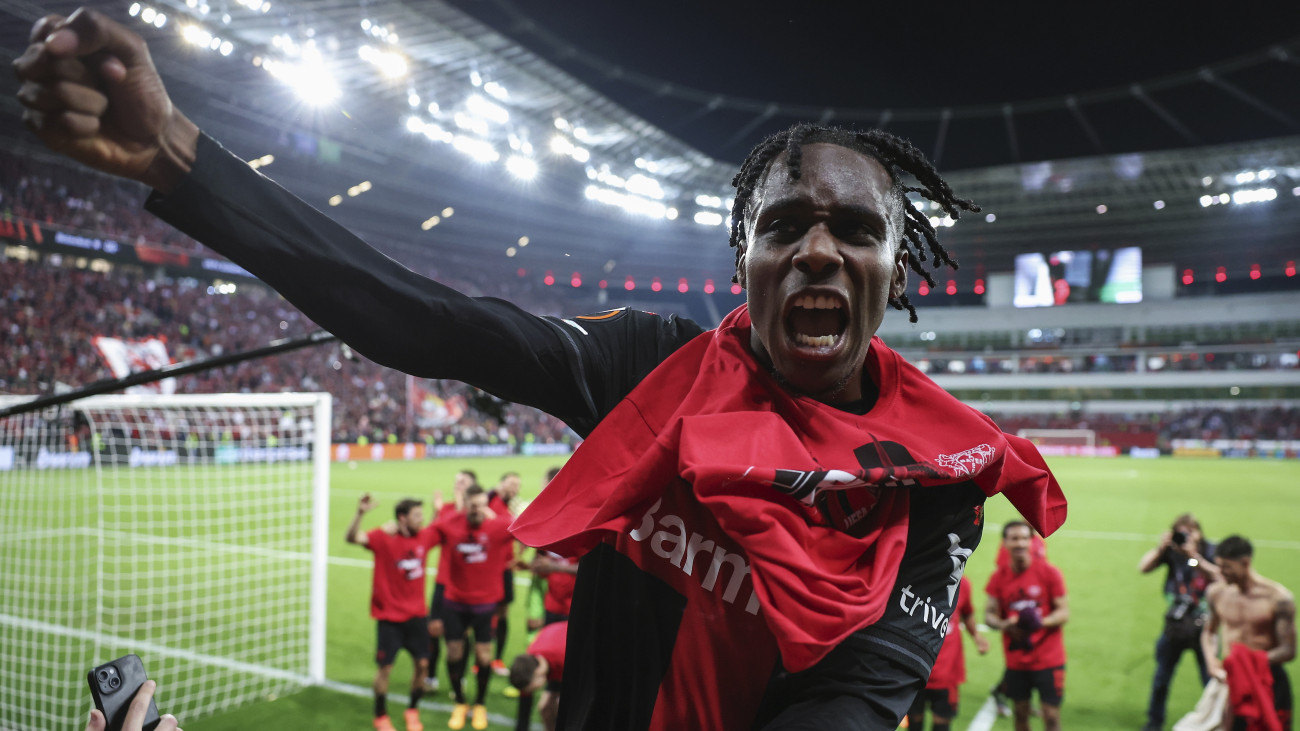 Jeremie Frimpong, a Leverkusen játékosa a csapata győzelmét ünnepli a labdarúgó Európa-liga elődöntőjének Bayer Leverkusen-AS Roma visszavágó mérkőzése végén a leverkuseni BayArenában 2024. május 9-én. A találkozó 2-2-es döntetlennel zárult, a párharc első meccsét azonban a bajor csapat nyerte 2-0-ra, így 4-2-es összesítéssel a Leverkusen jutott a döntőbe.