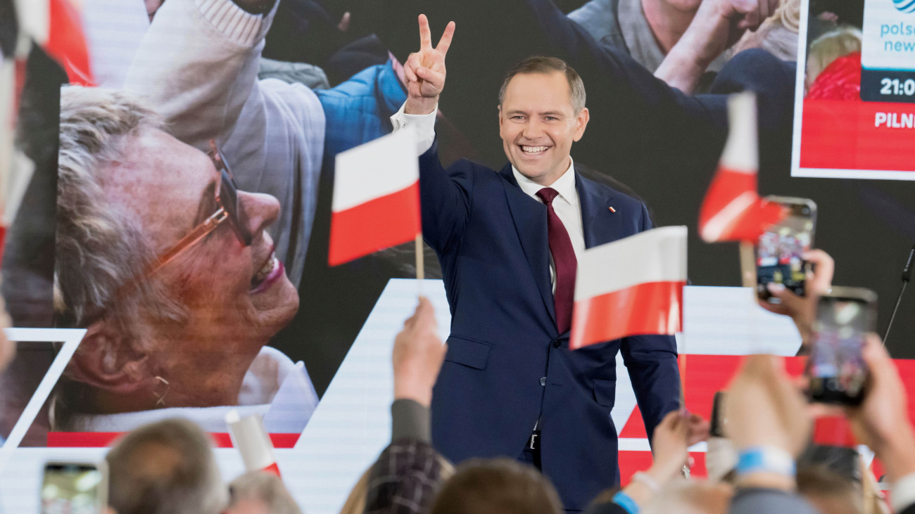 A fő lengyel ellenzéki erő, a Jog és Igazságosság (PiS) támogatásával indult államfőjelölt, Karol Nawrocki, a lengyel Nemzeti Emlékezet Intézetének (IPN) elnöke integet támogatóinak Gdanskban a lengyelországi elnökválasztás estéjén, 2025. május 18-án. Nawrocki a szavazatok 29,1 százalékát szerezte meg, míg Rafal Trzaskowski varsói polgármester, a lengyel kormánykoalíció fő ereje, a Polgári Koalíció párt államfőjelöltje a voksok 30,8 százalékát. Az elnökválasztás második fordulóját június 1-jén tartják.