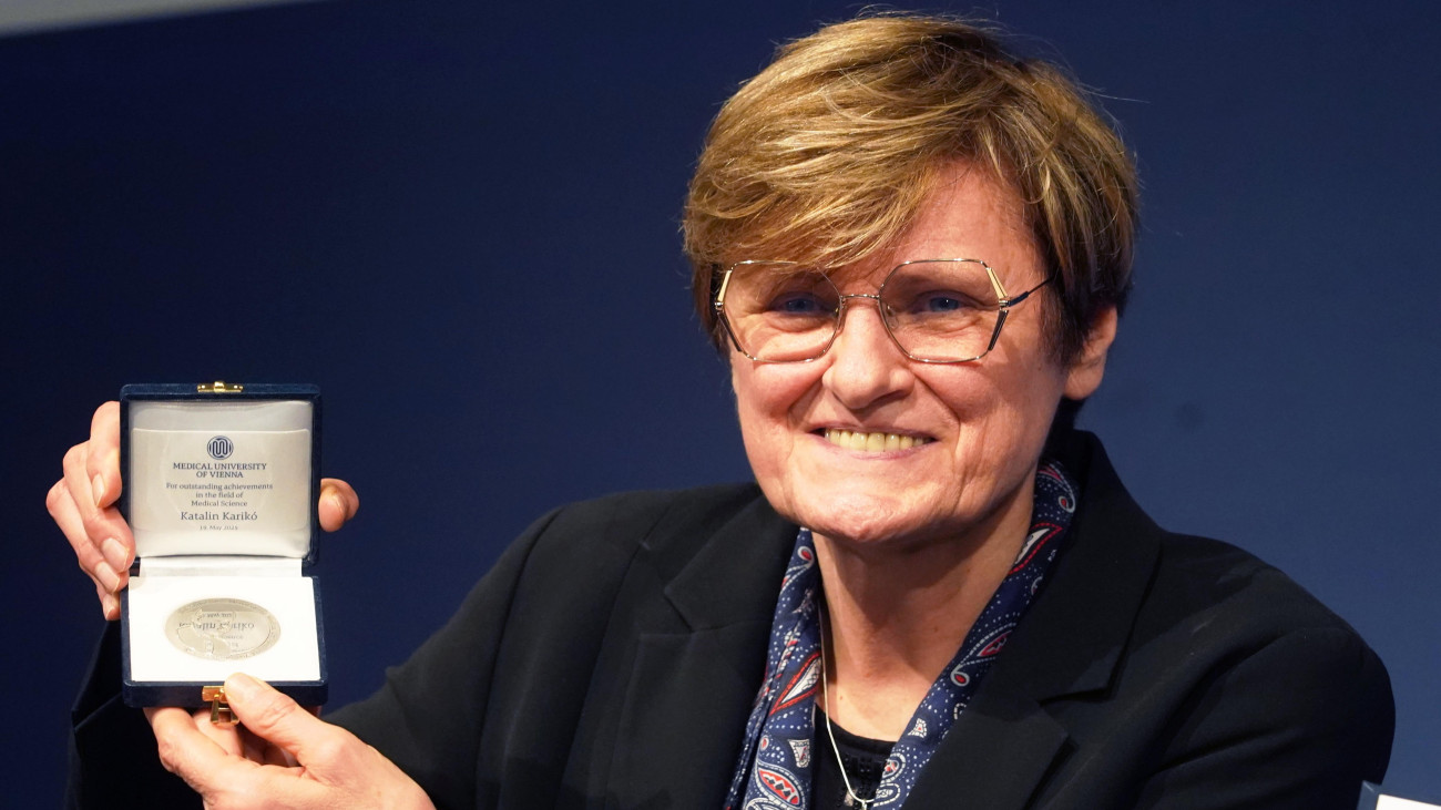 Karikó Katalin Nobel-díjas biokémikus, miután átvette a Bécsi Orvosi Egyetem Semmelweis-érmét a Bécsi Általános Kórház és Egyetemi Oktató Kórház előadótermében, ahol az egyetem díszdoktori címével is kitüntették Karikó Katalint 2025. május 19-én.