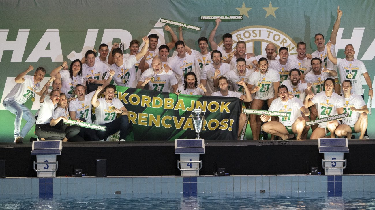 A kupagyőzelmét ünneplő Ferencváros csapata a férfi vízilabda országos bajnokság (OB I) döntőjében játszott harmadik FTC-Telekom Waterpolo  VasasPlaket mérkőzés után a Komjádi uszodában 2025. május 17-én.