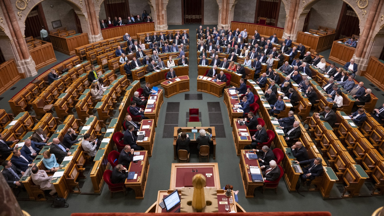 Képviselők az Országgyűlés plenáris ülésén az Alkotmánybíróság új tagjairól tartott titkos szavazás előtt 2025. május 20-án.