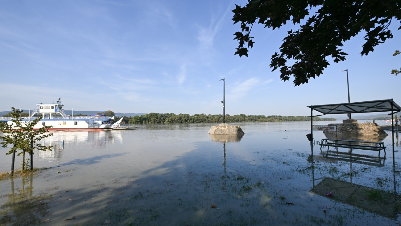 Az áradó Duna a váci révnél 2024. szeptember 18-án.