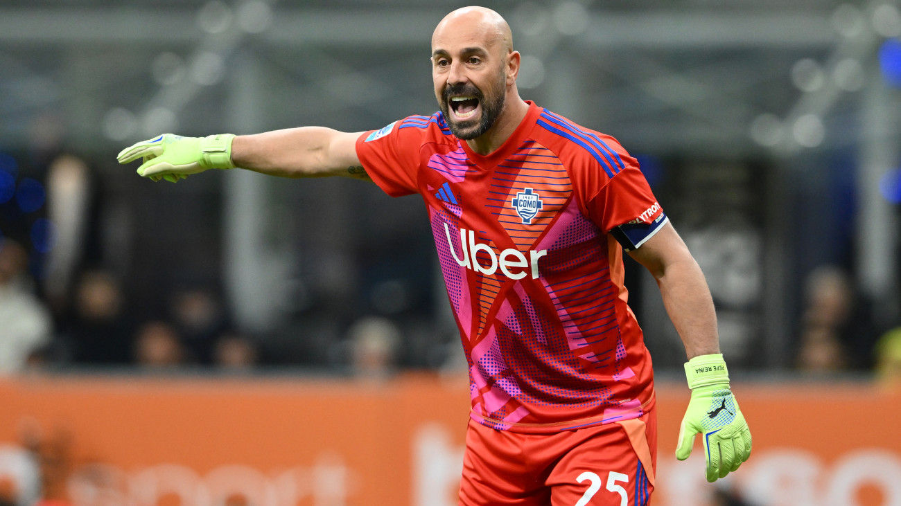 MILAN, ITALY - DECEMBER 23: Pepe Reina of Como reacts during the Serie A match between FC Internazionale and Como at Stadio Giuseppe Meazza on December 23, 2024 in Milan, Italy. (Photo by Giuseppe Bellini/Getty Images)