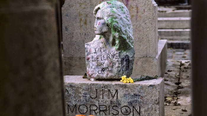 Véletlenül találták meg Jim Morrison ellopott sírkövét