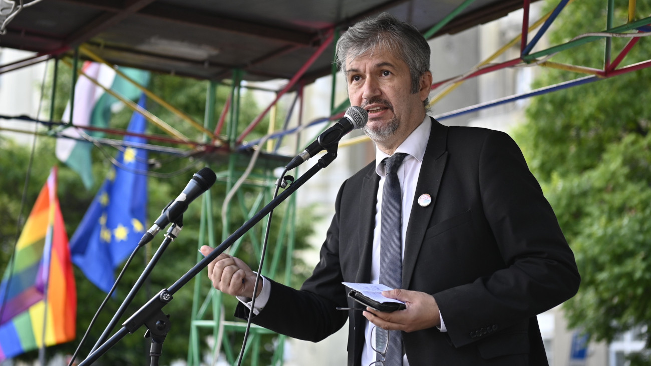 Hadházy Ákos független országgyűlési képviselő beszédet mond a gyülekezési törvény módosításának visszavonásáért és a közélet átláthatóságáról szóló törvényjavaslat elfogadása ellen tartott budapesti tüntetésen 2025. május 20-án.