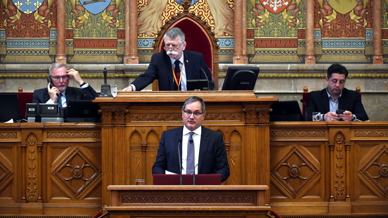 Nagy Márton nemzetgazdasági miniszter expozét tart a Magyarország 2026. évi központi költségvetéséről szóló törvényjavaslat vitájában az Országgyűlés plenáris ülésén 2025. május 21-én. Mögötte Kövér László házelnök.