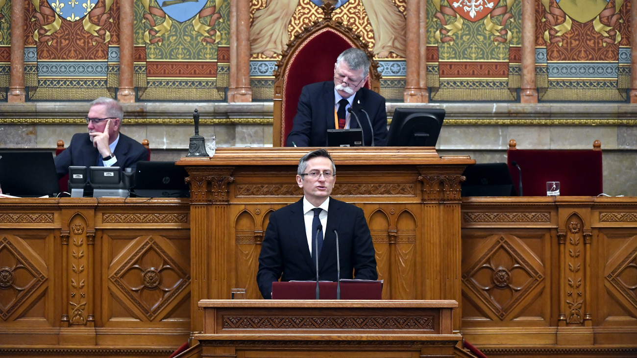 Horváth Gábor, a Költségvetési Tanács elnöke felszólal a Magyarország 2026. évi központi költségvetéséről szóló törvényjavaslat vitájában az Országgyűlés plenáris ülésén 2025. május 21-én. Mögötte Kövér László az Országgyűlés elnöke.