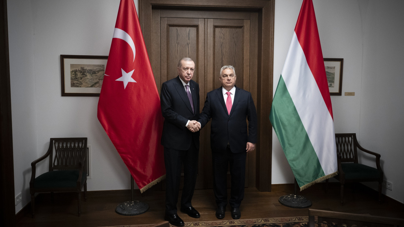 A Miniszterelnöki Kommunikációs Főosztály által közreadott képen Orbán Viktor miniszterelnök (j) fogadja Recep Tayyip Erdogan török elnököt a Karmelita kolostorban 2025. május 21-én.