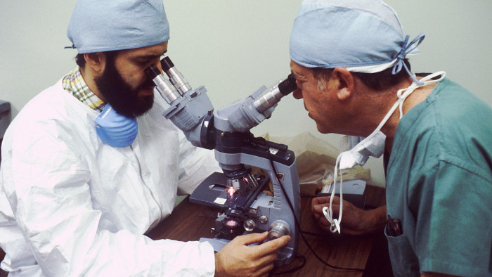 Egymásnak ugorhat a kormány és a Tisza Párt egészségpolitikusa