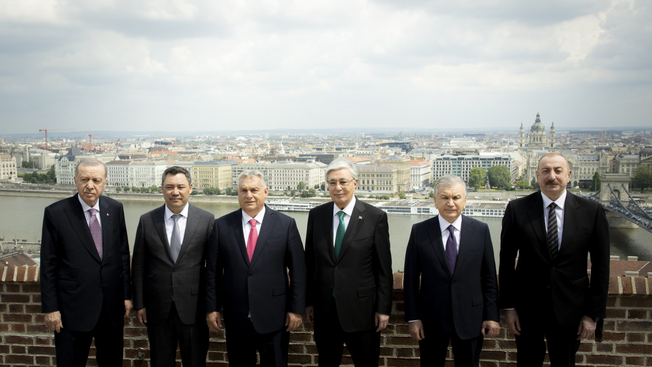 A Miniszterelnöki Kommunikációs Főosztály által közreadott képen Recep Tayyip Erdogan török, Szadir Zsaparov kirgiz elnök, Orbán Viktor miniszterelnök, Kaszim-Zsomart Tokajev kazah, Savkat Mirzijojev üzbég és Ilham Aliyev azeri elnök (b-j) a Türk Államok Szervezetének informális csúcstalálkozóján a Karmelita kolostorban 2025. május 21-én.
