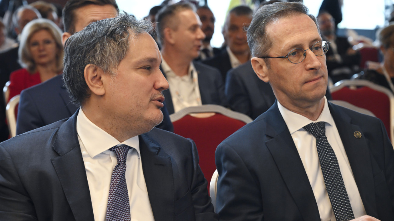 Nagy Márton nemzetgazdasági miniszter (b) és Varga Mihály, a Magyar Nemzeti Bank (MNB) elnöke Budapesten, a Portfolio Hitelezés 2025 konferencián 2025. május 22-én.