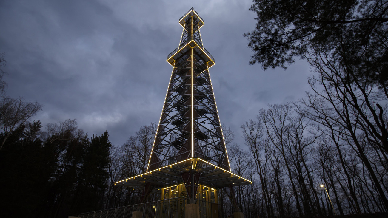 A Zalaerdő Zrt. kivilágított kilátója a nagykanizsai csónakázótónál 2018. január 31-én. Az egykori olajfúrótornyot az 1970-es években kilátótoronyként nyitották meg. Tavaly felújították és tavasztól újra látogatható lesz a 40 méter magas kilátószintű torony.